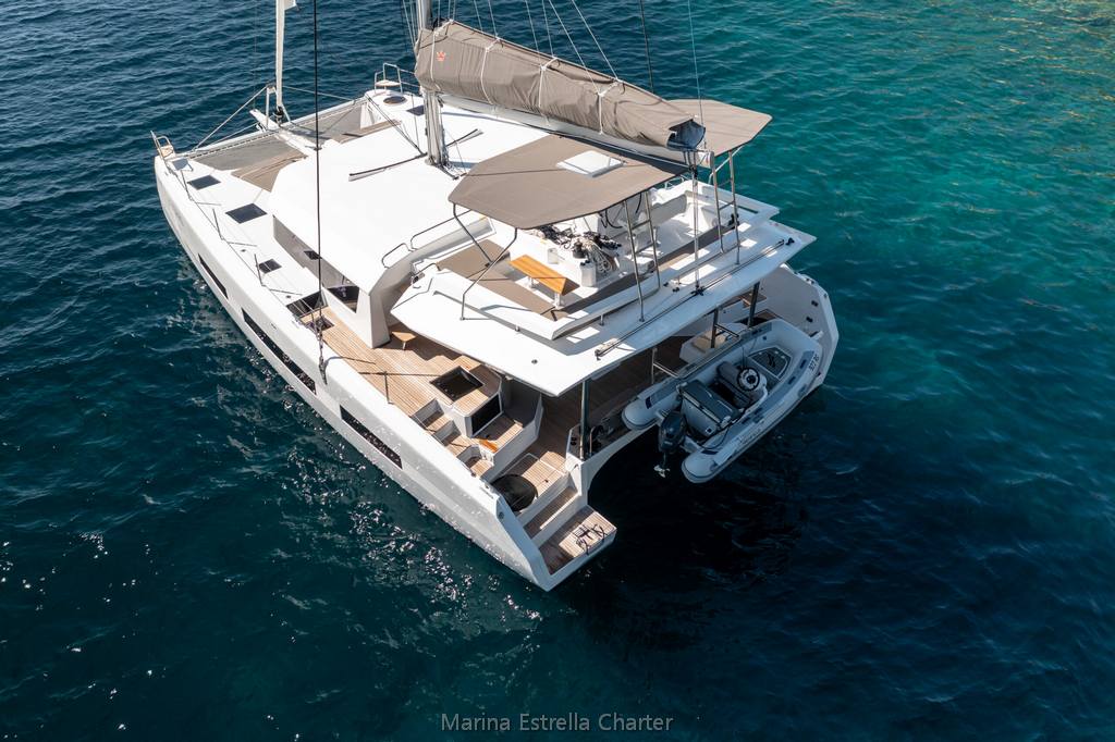 Catamaran FOR CHARTER, year 2023 brand Dufour Catamarans and model 48, available in Porto di Cannigione  Italia-Cerdeña Italia